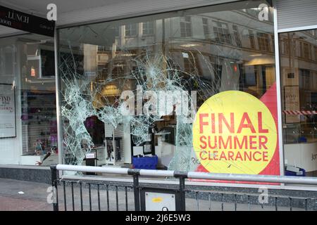 Eine Auswahl von Fotos, die in der Nacht der Londoner Krawalle an der Clapham Junction 2011 aufgenommen wurden. Stockfoto