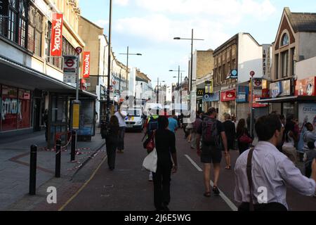 Eine Auswahl von Fotos, die in der Nacht der Londoner Krawalle an der Clapham Junction 2011 aufgenommen wurden. Stockfoto