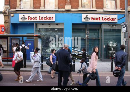 Eine Auswahl von Fotos, die in der Nacht der Londoner Krawalle an der Clapham Junction 2011 aufgenommen wurden. Stockfoto