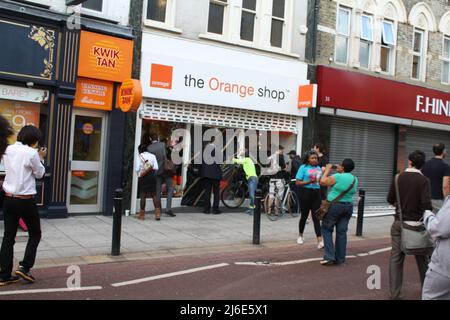 Eine Auswahl von Fotos, die in der Nacht der Londoner Krawalle an der Clapham Junction 2011 aufgenommen wurden. Stockfoto