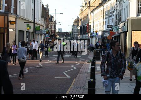 Eine Auswahl von Fotos, die in der Nacht der Londoner Krawalle an der Clapham Junction 2011 aufgenommen wurden. Stockfoto