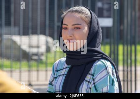 30. April 2022, Rom, Italien: Rahel Saya, afghanische Flüchtlingsjournalistin in Genua, während der Proteste in Rom gegen den Völkermord an den Hazara-Menschen (Foto: © Matteo Nardone/Pacific Press via ZUMA Press Wire) Stockfoto