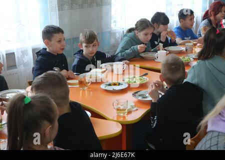 Nicht exklusiv: MUKACHEVO, UKRAINE - 28. APRIL 2022 - Waisenkinder aus Kryvyi Rih essen zu Abend in einem Kindergarten in Mukachevo, Region Zakarpattia, wester Stockfoto