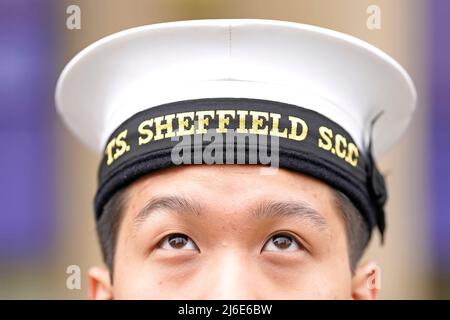 EIN T.S. Sheffield Sea Cadet nimmt an einer Parade am Sheffield war Memorial, auch bekannt als Sheffield Cenotaph, im Barker's Pool, Sheffield Teil, um den Untergang der HMS Sheffield während des Falklands-Krieges zu markieren. Bilddatum: Sonntag, 1. Mai 2022. Stockfoto