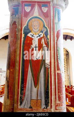 Fresko des heiligen Nikolaus von Myra auf der dritten Säule, im linken Seitenschiff. Kathedrale Santa Maria Assunta von Nardò; Salento; Apulien, Italien. Die gegenwärtige Katze Stockfoto