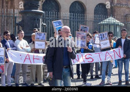 30. April 2022, Rom, Italien: Riccardo Noury, Sprecher von Amnesty International Italia, während der Proteste in Rom gegen den Völkermord an den Hazara-Menschen (Foto: © Matteo Nardone/Pacific Press via ZUMA Press Wire) Stockfoto