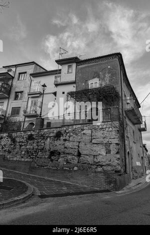 Einblicke in das historische Zentrum von Isernia, der Hauptstadt der gleichnamigen Provinz Molise, einer angenehmen Stadt mit einem kühlen Klima im Sommer und nicht allzu CO Stockfoto