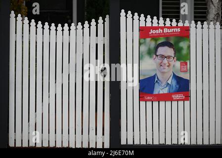 Sign ruft zur Wiederwahl des Abgeordneten der australischen Labour Party, Josh Burns, im Wahlkreis von Macnamara auf einem weißen Zaun auf Stockfoto