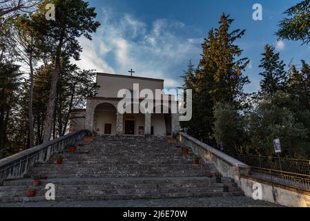 Das Heiligtum der SS Cosma e Damiano befindet sich in Isernia. Es existiert seit 1130. Im Inneren werden silberne Büsten aus dem 17. Jahrhundert verehrt Stockfoto