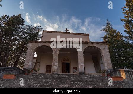 Das Heiligtum der SS Cosma e Damiano befindet sich in Isernia. Es existiert seit 1130. Im Inneren werden silberne Büsten aus dem 17. Jahrhundert verehrt Stockfoto