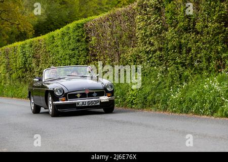 Verschiedene Marken, die an der Rotary Club-Wohltätigkeitsorganisation „Wye Run“ des Oldtimer-Frühlings teilnehmen, fahren durch Wales und das Wye Valley. Stockfoto