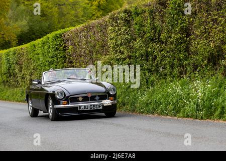 Verschiedene Marken, die an der Rotary Club-Wohltätigkeitsorganisation „Wye Run“ des Oldtimer-Frühlings teilnehmen, fahren durch Wales und das Wye Valley. Stockfoto