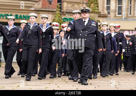 Die Menschen nehmen an einer Parade zum Sheffield war Memorial, auch bekannt als Sheffield Cenotaph, im Barker's Pool, Sheffield Teil, um den Untergang der HMS Sheffield während des Falklands-Krieges zu markieren. Bilddatum: Sonntag, 1. Mai 2022. Stockfoto