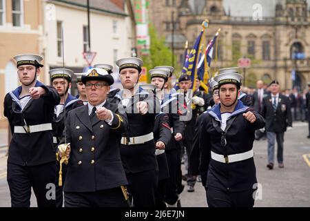 Die Menschen nehmen an einer Parade zum Sheffield war Memorial, auch bekannt als Sheffield Cenotaph, im Barker's Pool, Sheffield Teil, um den Untergang der HMS Sheffield während des Falklands-Krieges zu markieren. Bilddatum: Sonntag, 1. Mai 2022. Stockfoto