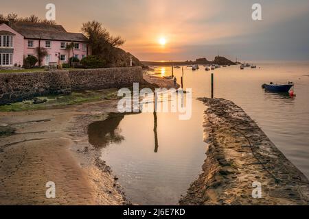 Bude, North East Cornwall, England. Samstag, 30.. April 2022. Nach einem Tag mit trüben Wolken und kühleren Temperaturen im Südwesten Englands, auf dem l Stockfoto