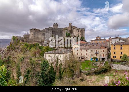 Schloss Bardi dominiert das gleichnamige Dorf in der Provinz Parma, Italien Stockfoto