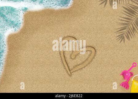 Herz gezeichnet auf Sandstrand, Palmschatten und Meereswelle und Spielzeug Zusammensetzung, Reise-und valentinstag-Konzept, Blick von oben auf den Sandstrand, Sommer Zeiten Stockfoto
