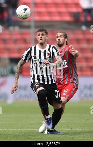 Fabio Maistro (Ascoli Calcio 1898) wird von Michele Castagnetti (USA Cremonese) während des Spiels der italienischen Fußball-Serie B in Cremona, Italien, im April 30 2022 Stockfoto