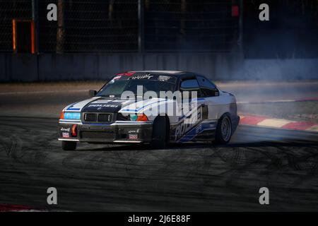 10-04-2022 Riga, Lettland Sportwagenraddriften. Verschwommenes Bild Diffusion Rennen Drift Auto mit viel Rauch von brennenden Reifen auf der Rennstrecke. Spor Stockfoto