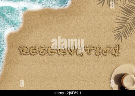 Reservierungstext am Sandstrand, Reise- und Urlaubskonzept, Hotelreservierungsidee für die Sommersaison, Banneridee für Sommerreserve, Draufsicht, Palmschatten Stockfoto