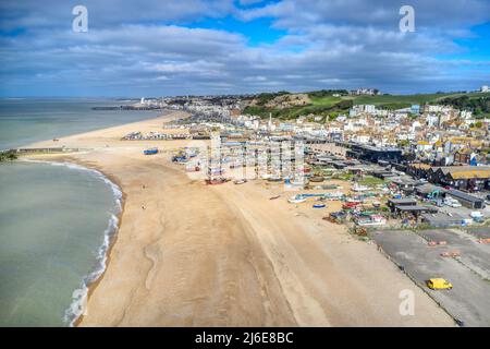 Drohnenfoto am Hastings Beach in Richtung Fischerboote und Ausrüstung am Stade Beach. Stockfoto
