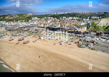 Luftaufnahme am Hastings Beach in Richtung Fischerboote und Ausrüstung am Stade Beach. Stockfoto