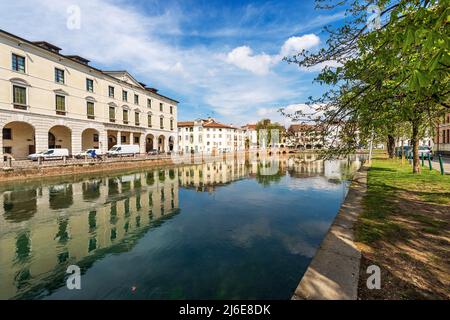 Stadtbild der Innenstadt von Treviso mit dem Fluss Sile mit der Straße Riviera Garibaldi und der kleinen Brücke Ponte Dante. Venetien, Italien. Stockfoto