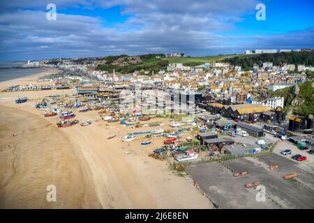Luftbild am Hastings Beach in Richtung Fischerboote und Ausrüstung am Stade Beach. Stockfoto