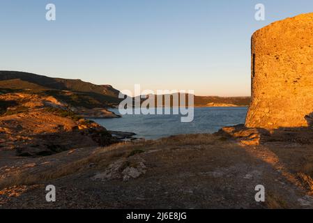 Ruinen des alten Küstenwachturms Torre Argentina auf einem Felsen oberhalb der Westküste Sardiniens bei S'Abba Druche bei Sonnenuntergang, Planargia, Italien Stockfoto