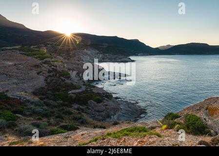 Panorama auf das Mittelmeer - die Sonne geht über den Bergen über der Westküste Sardiniens bei S'Abba Druche bei Sonnenaufgang, Planargia, Italien, auf Stockfoto