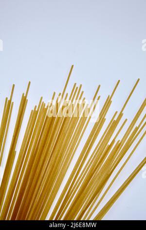 Trockene Pasta Spaghetti und Fusilli auf weißem Hintergrund Mai 2022 Stockfoto