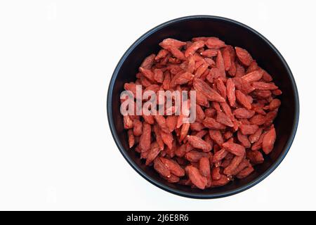 Goji Beeren auf weißem Hintergrund Mai 2022 Stockfoto