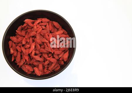 Goji Beeren auf weißem Hintergrund Mai 2022 Stockfoto