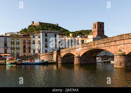 Malerisches Bosa - Steinbrücke über den Fluss Temo vor den bunten Häusern der Altstadt und der Burg Malaspina, Planargia, Sardinien