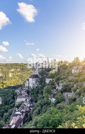 Blick auf das berühmte Schloss Rocamadour auf der Klippe in Lot, Occitania, Südwestfrankreich (vertikales Foto) Stockfoto