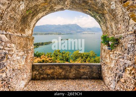 Malerischer Felsbogenbalkon mit Blick auf den malerischen Gardasee, Italien Stockfoto