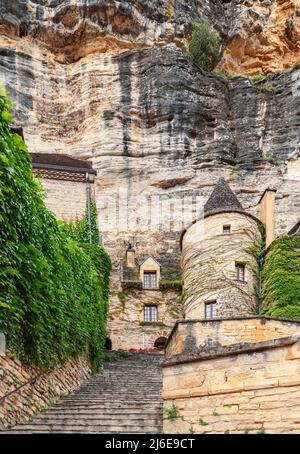 Fast jedes Gebäude im Dorf La Roque-Gageac trägt eine schiere Klippe dahinter. Département Dordogne, Region New Aquitaine, Frankreich Stockfoto