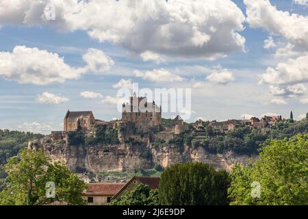 Chateau de Beynac mit seinem schlichten Aussehen liegt hoch oben auf einer Kalksteinklippe und dominiert die Vezak-Gemeinde unter dem Nordufer von Dordogne Stockfoto