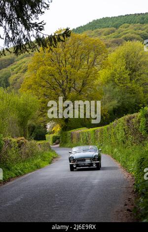 MGB-Oldtimer im Frühling Wye Run durch Wales und das Wye Valley. Stockfoto