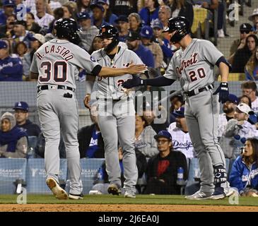 Los Angeles, Kalifornien, USA. . 01.. Mai 2022. Javier Baez (28), Harold Castro (30) und Spencer Torkelson (20) von Detroit Tigers feiern, nachdem sie beim siebten Inning gegen die Los Angeles Dodgers im Dodger Stadium in Los Angeles am 30. April 2022 zwei Läufe auf einer Single mit gebrochenem Schläger von Austin Meadows erzielt haben. Foto von Jim Ruymen/UPI Credit: UPI/Alamy Live News Stockfoto