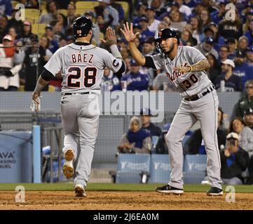 Los Angeles, Kalifornien, USA. . 01.. Mai 2022. Javier Baez (28) und Harold Castro (30) von Detroit Tigers feiern, nachdem sie beim siebten Inning gegen die Los Angeles Dodgers im Dodger Stadium in Los Angeles am 30. April 2022 zwei Läufe auf einer zerbrochenen Fledermaus-Single von Austin Meadows erzielt haben. Foto von Jim Ruymen/UPI Credit: UPI/Alamy Live News Stockfoto