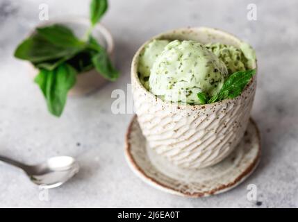 Kokoseis aus grünem Spinat in einer Keramikschale Stockfoto