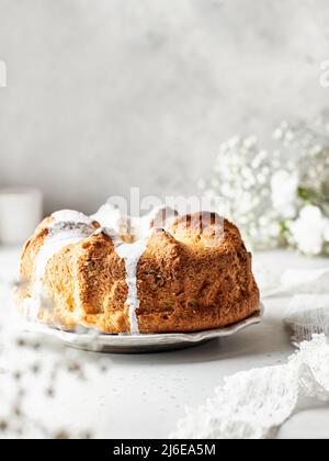 Schöne flauschige gebündelt Kuchen mit Glasur verziert. Stillleben mit Komposition mit Blumen in Unschärfe Stockfoto