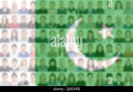 Porträts vieler Menschen auf dem Hintergrund der Flagge Pakistans. Das Konzept der Bevölkerung und des demografischen Zustands des Landes. Stockfoto