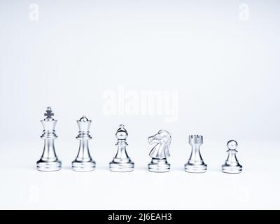 Set aus luxuriösen silbernen Schachfiguren, isoliert auf weißem Hintergrund. Das Foto von Silberschach, König, Rook, Bischof, Königin, ritter und Bauer. Stockfoto