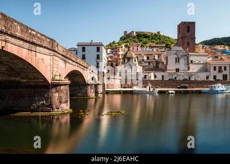 Malerisches Bosa - Steinbrücke über den Fluss Temo vor den bunten Häusern der Altstadt und der Burg Malaspina, Planargia, Sardinien