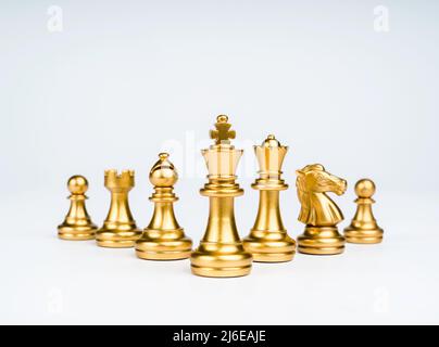 Set aus luxuriösen goldenen Schachfiguren, isoliert auf weißem Hintergrund. Das Foto von Goldschach, König, Rook, Bischof, Königin, ritter und Bauer. Stockfoto