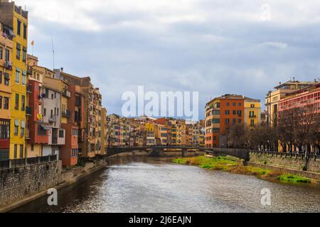 Farbenfrohe Häuser am Ufer des Flusses Onyar in der Altstadt von Girona - Spanien Stockfoto