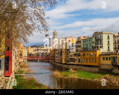 Farbenfrohe Häuser am Ufer des Flusses Onyar in der Altstadt von Girona - Spanien Stockfoto