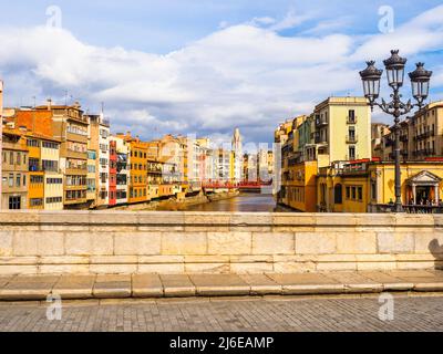 Farbenfrohe Häuser am Ufer des Flusses Onyar in der Altstadt von Girona - Spanien Stockfoto